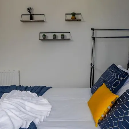 - Sea Views, Long Stays, Contractors * ريدكار