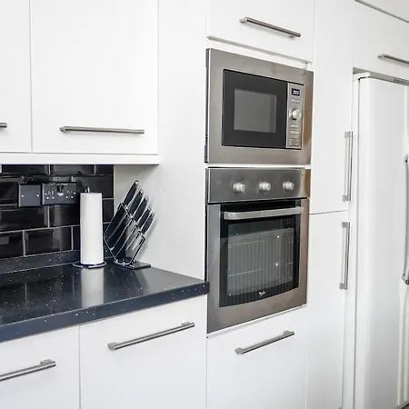 - Sea Views, Long Stays, Contractors * ريدكار